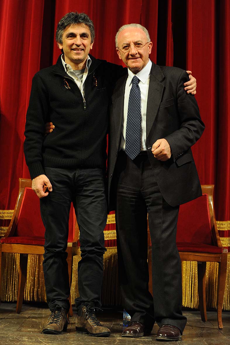   Il Sindaco Vincenzo De Luca con V. Salemme a "Gi la maschera" . Teatro Verdi, 10 febbraio 2011
