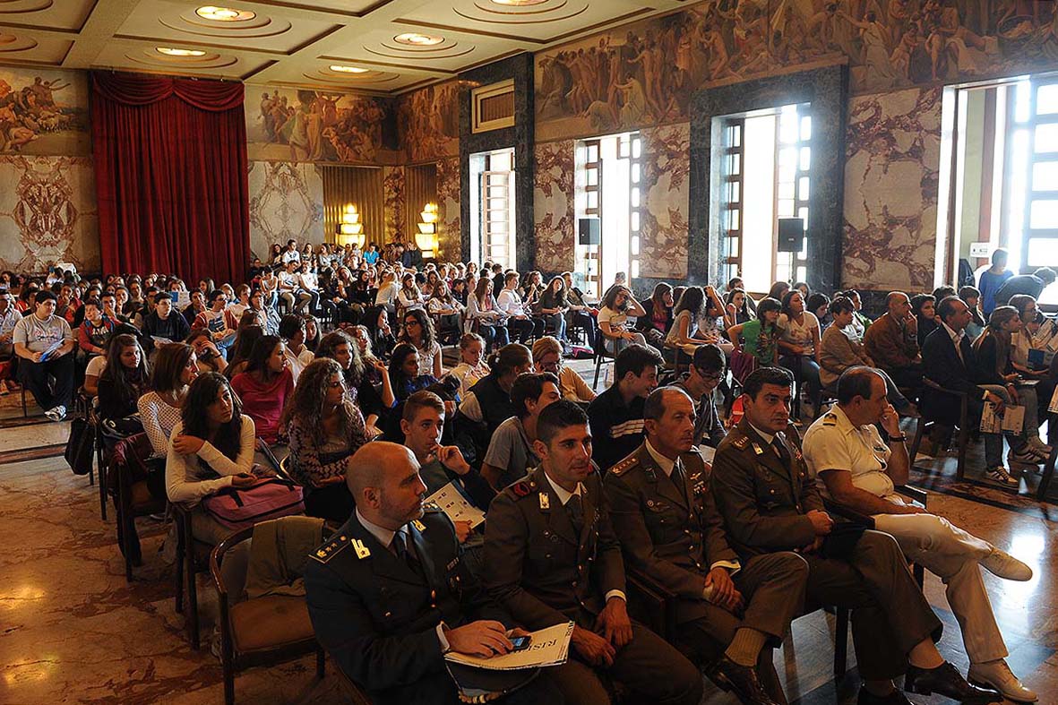   "Sii saggio, guida sicuro"
