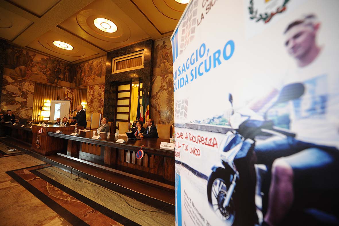   "Sii saggio, guida sicuro"
