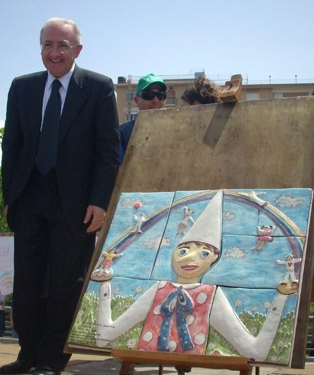   Gli alunni del VI circolo didattico consegnano al Sindaco un pannello inc eramica raffigurante Pinocchio

