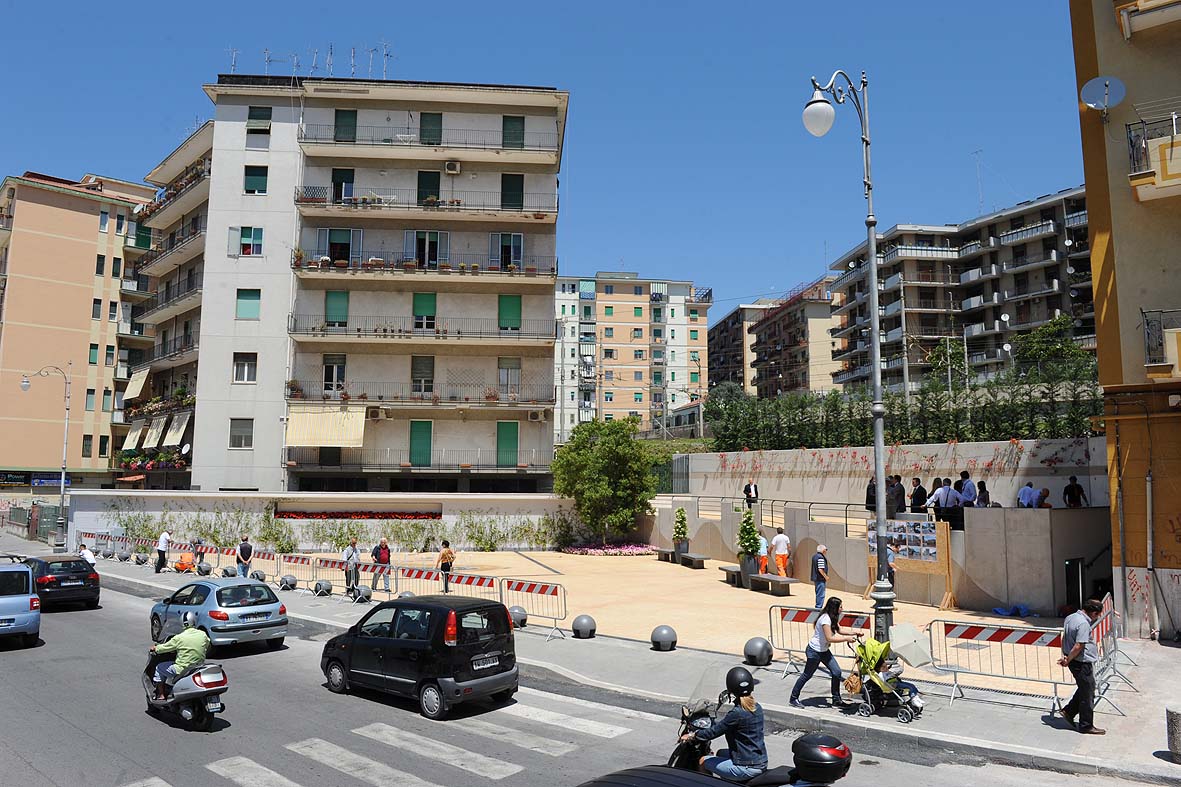   Il Sindaco De Luca inaugura una nuova piazza in via Torrione, 9 giugno 2010
