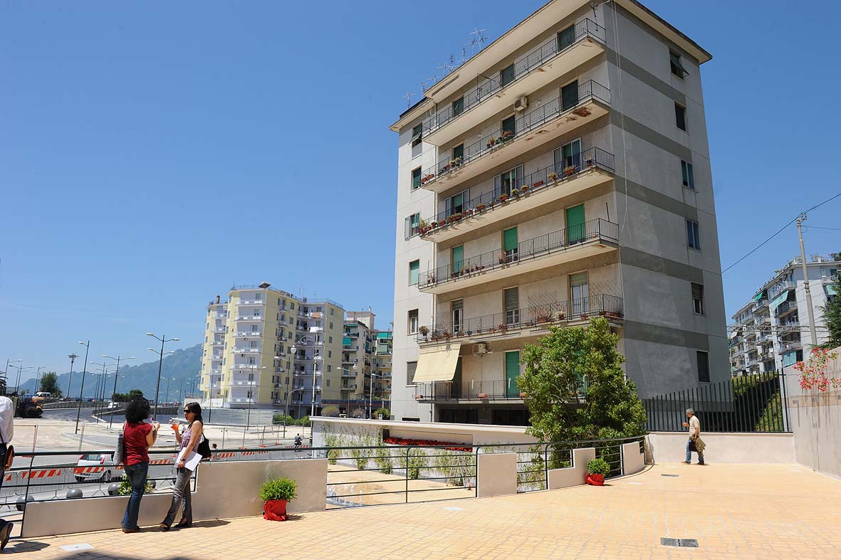   Il Sindaco De Luca inaugura una nuova piazza in via Torrione, 9 giugno 2010
