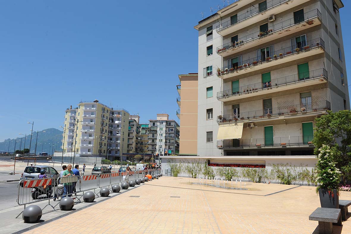   Il Sindaco De Luca inaugura una nuova piazza in via Torrione, 9 giugno 2010
