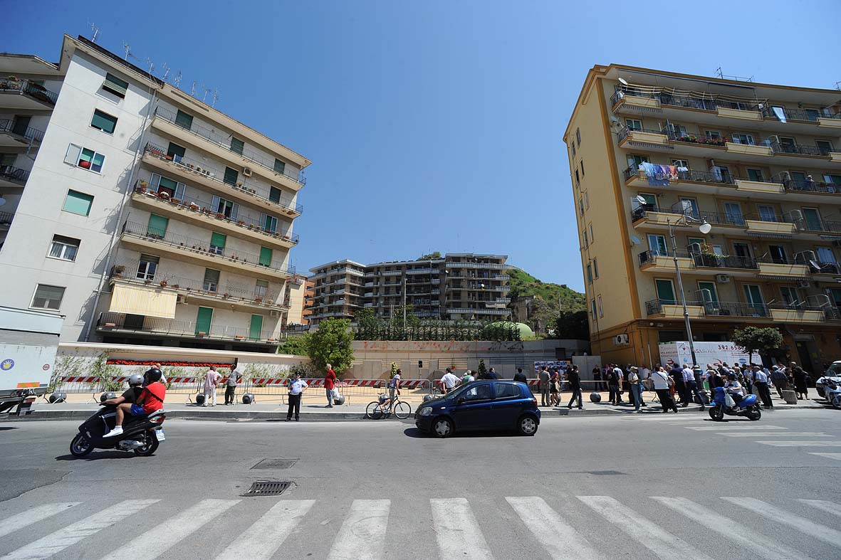  Il Sindaco De Luca inaugura una nuova piazza in via Torrione, 9 giugno 2010
