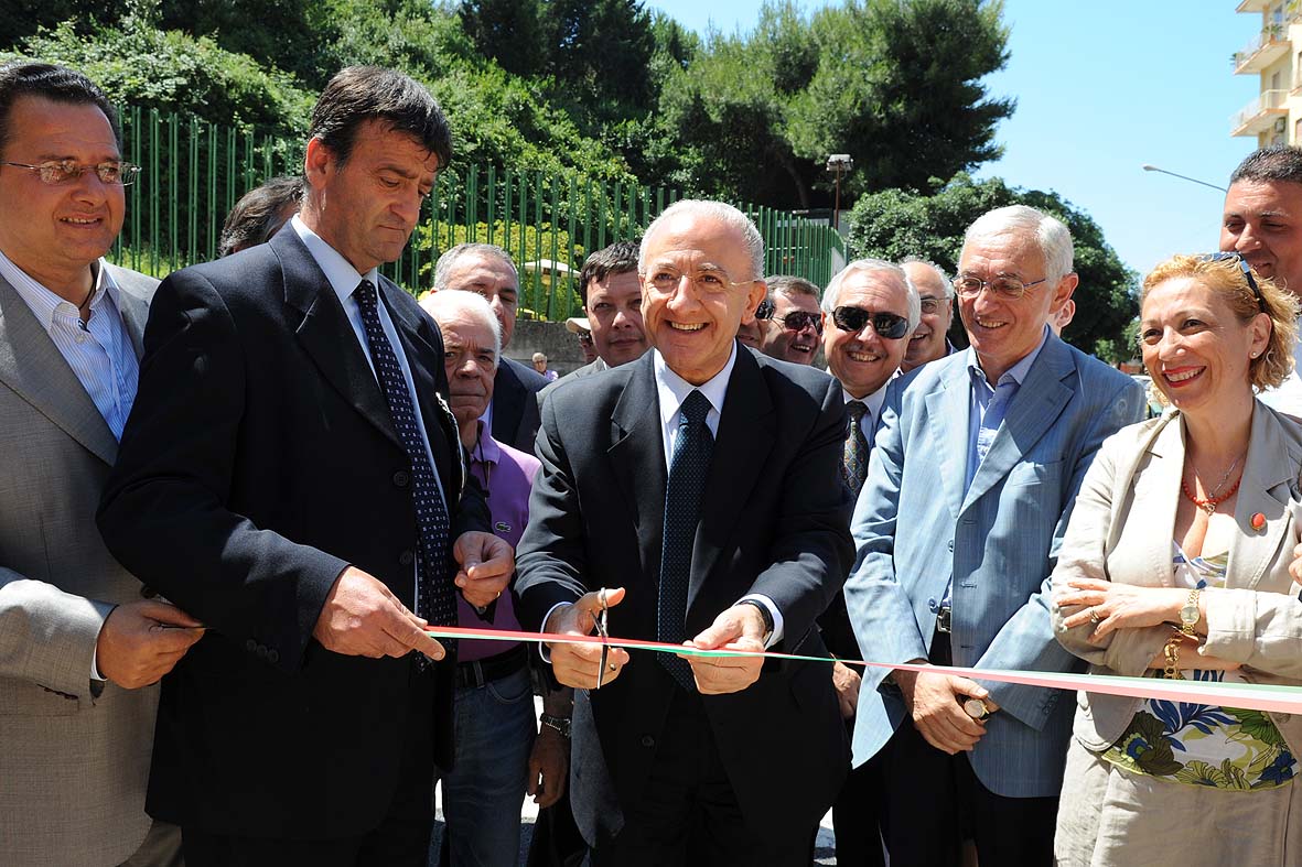   Il Sindaco De Luca inaugura una nuova piazza in via Torrione, 9 giugno 2010
