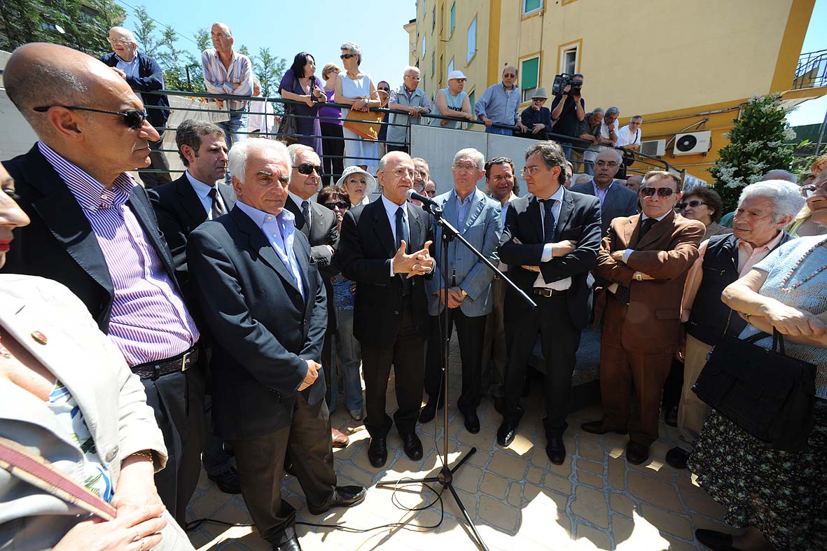   Il Sindaco De Luca inaugura una nuova piazza in via Torrione, 9 giugno 2010
