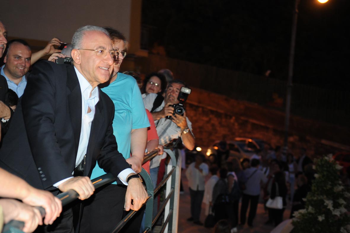   Il Sindaco De Luca inaugura una nuova piazza in via Torrione, 9 giugno 2010
