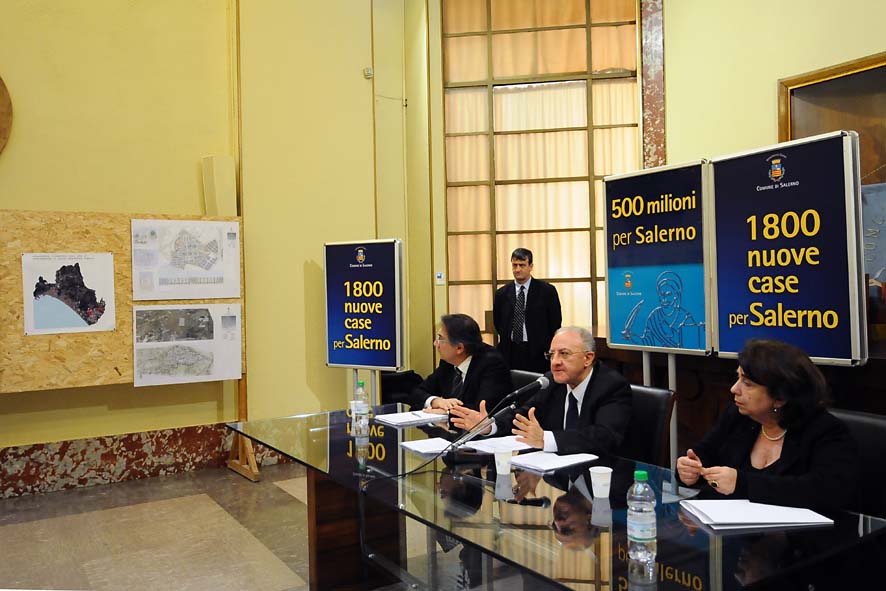   1800 nuove case e 500 milioni di euro dinvestimenti per Salerno. Conferenza stampa del Sindaco De Luca. Palazzo di Citta', 21 febbraio 2011
