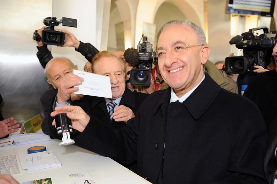   Il Sindaco di Salerno Vincenzo De Luca partecipa al viaggio inaugurale del treno Alta Velocita' Salerno-Milano. 5 dicembre 2009 
