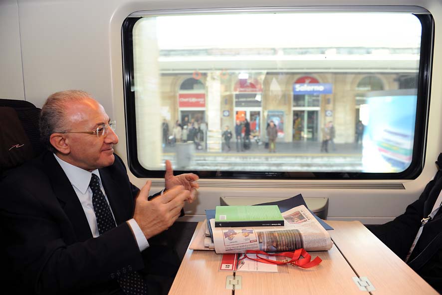   Il Sindaco di Salerno Vincenzo De Luca partecipa al viaggio inaugurale del treno Alta Velocita' Salerno-Milano. 5 dicembre 2009 
