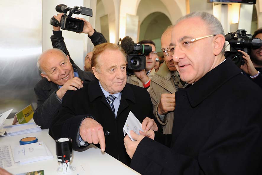   Il Sindaco di Salerno Vincenzo De Luca partecipa al viaggio inaugurale del treno Alta Velocita' Salerno-Milano. 5 dicembre 2009 
