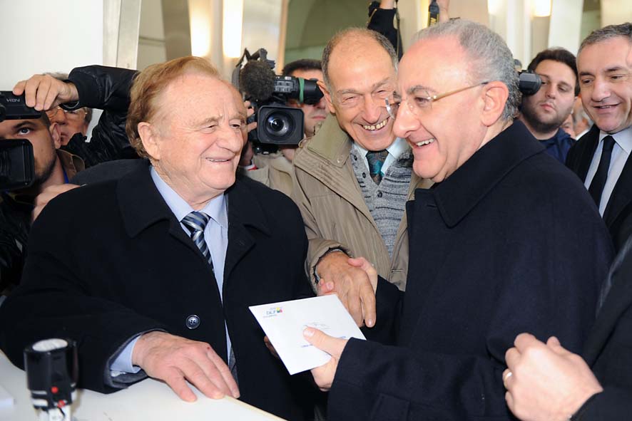   Il Sindaco di Salerno Vincenzo De Luca partecipa al viaggio inaugurale del treno Alta Velocita' Salerno-Milano. 5 dicembre 2009 
