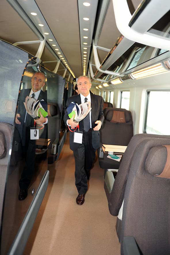   Il Sindaco di Salerno Vincenzo De Luca partecipa al viaggio inaugurale del treno Alta Velocita' Salerno-Milano. 5 dicembre 2009 
