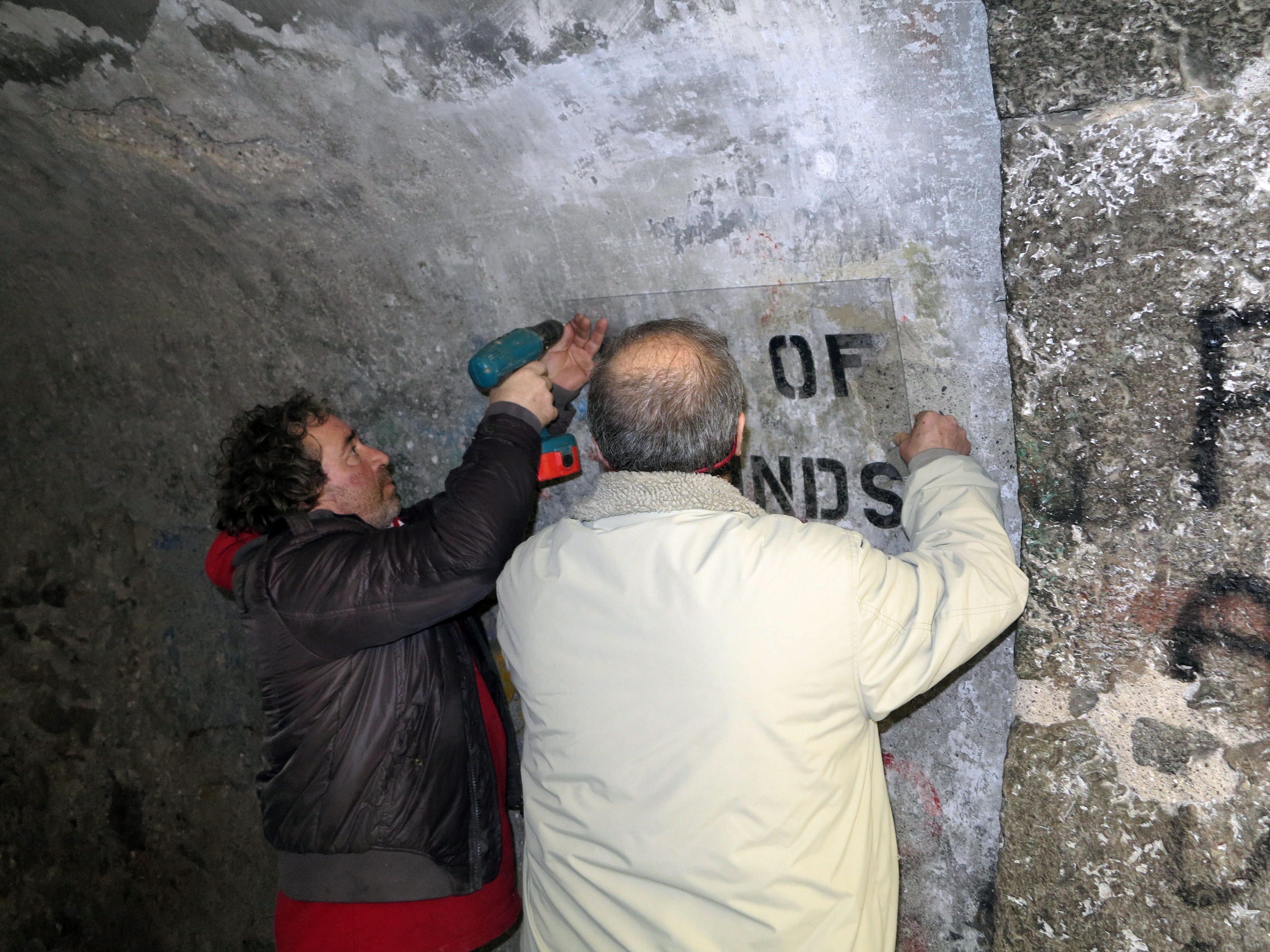   Restaurata la scritta murale Out of Bounds nel centro storico cittadino
