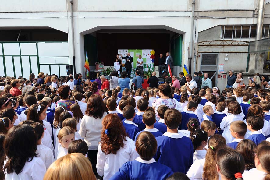   Il Sindaco De Luca alla scuola Medaglie d'Oro per il via all'anno scolastico 2011-2012. Salerno, 14 Settembre 2011.
