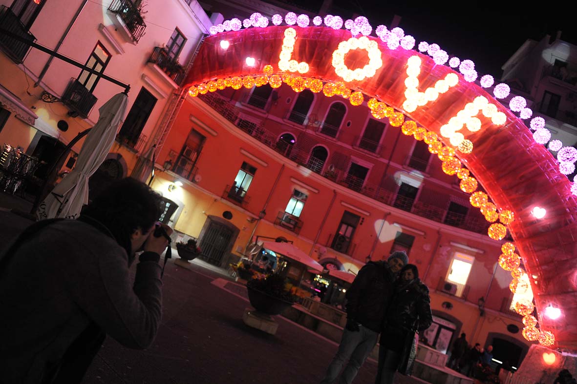   Festa degli innamorati sotto l'arco Love in Piazza Flavio Gioia. Salerno, 14 febbraio 2012
