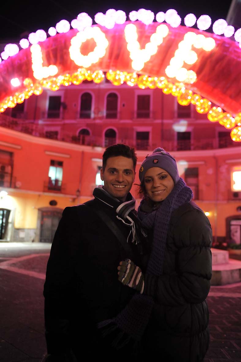  Festa degli innamorati sotto l'arco Love in Piazza Flavio Gioia. Salerno, 14 febbraio 2012
