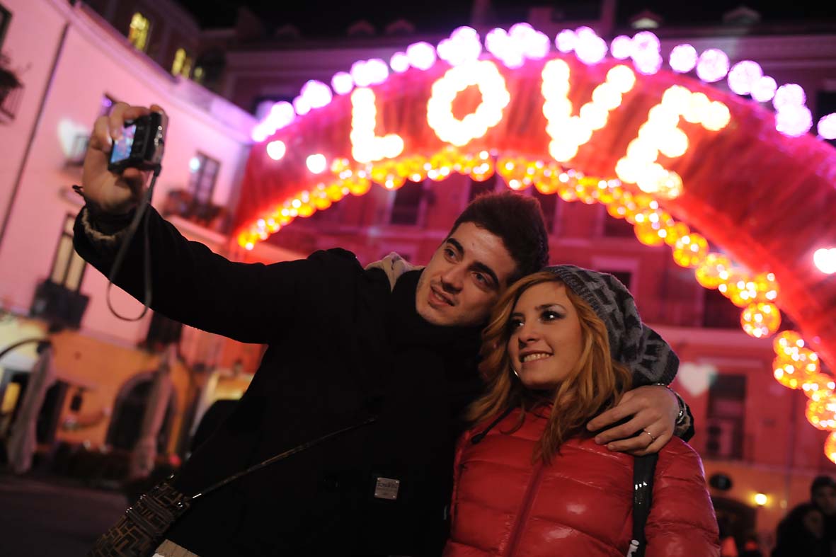   Festa degli innamorati sotto l'arco Love in Piazza Flavio Gioia. Salerno, 14 febbraio 2012
