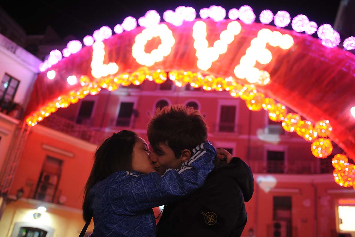  Festa degli innamorati sotto l'arco Love in Piazza Flavio Gioia. Salerno, 14 febbraio 2012
