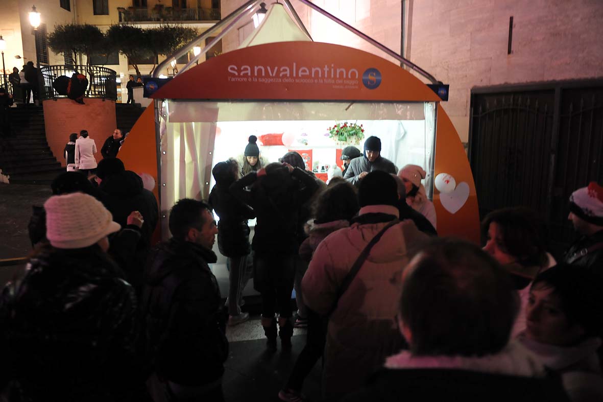   Festa degli innamorati sotto l'arco Love in Piazza Flavio Gioia. Salerno, 14 febbraio 2012
