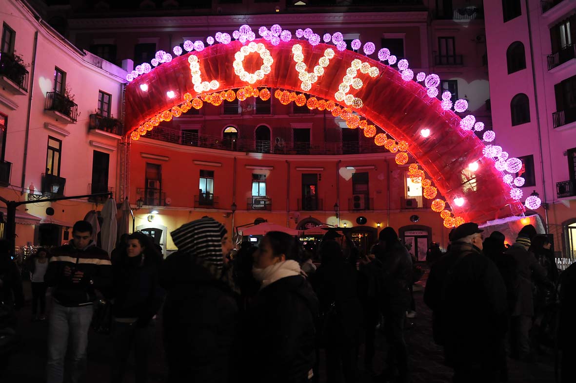   Festa degli innamorati sotto l'arco Love in Piazza Flavio Gioia. Salerno, 14 febbraio 2012
