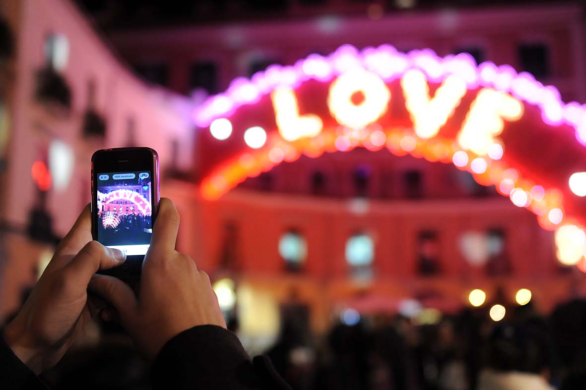   Festa degli innamorati sotto l'arco Love in Piazza Flavio Gioia. Salerno, 14 febbraio 2012
