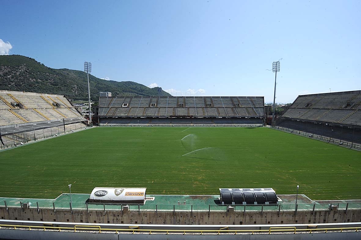   Nuovo manto erboso per lo Stadio Arechi
