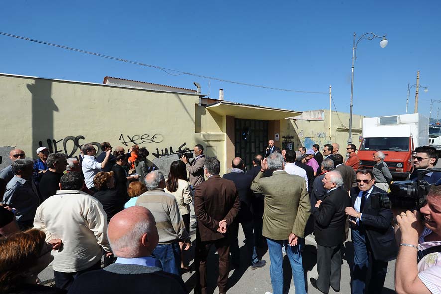   Con il Sindaco De Luca demolizione dell'ex stabilimento balneare Arenella. Salerno, 12 Maggio 2011
