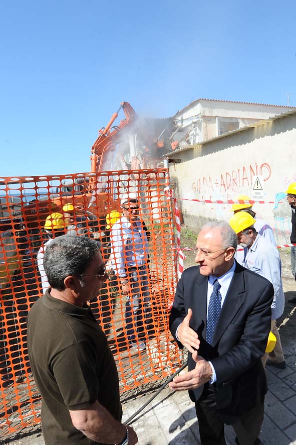   Con il Sindaco De Luca demolizione dell'ex stabilimento balneare Arenella. Salerno, 12 Maggio 2011
