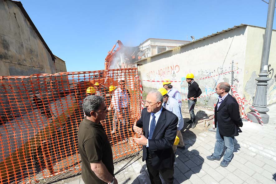  Con il Sindaco De Luca demolizione dell'ex stabilimento balneare Arenella. Salerno, 12 Maggio 2011
