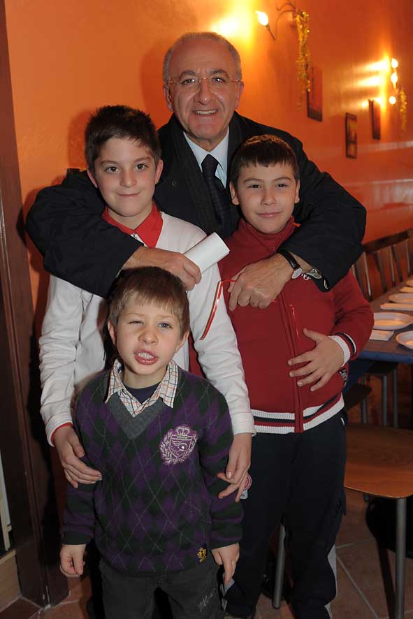   Il Sindaco De Luca inaugura la sede salernitana dell'ass. AIDA. 5 gennaio 2010
