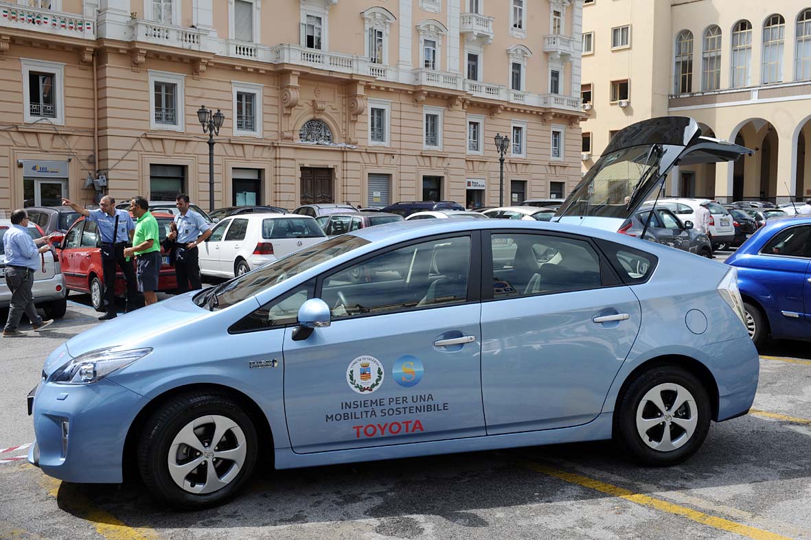   Consegnata auto ibrida Toyota Prius Plug-in al Comune di Salerno
