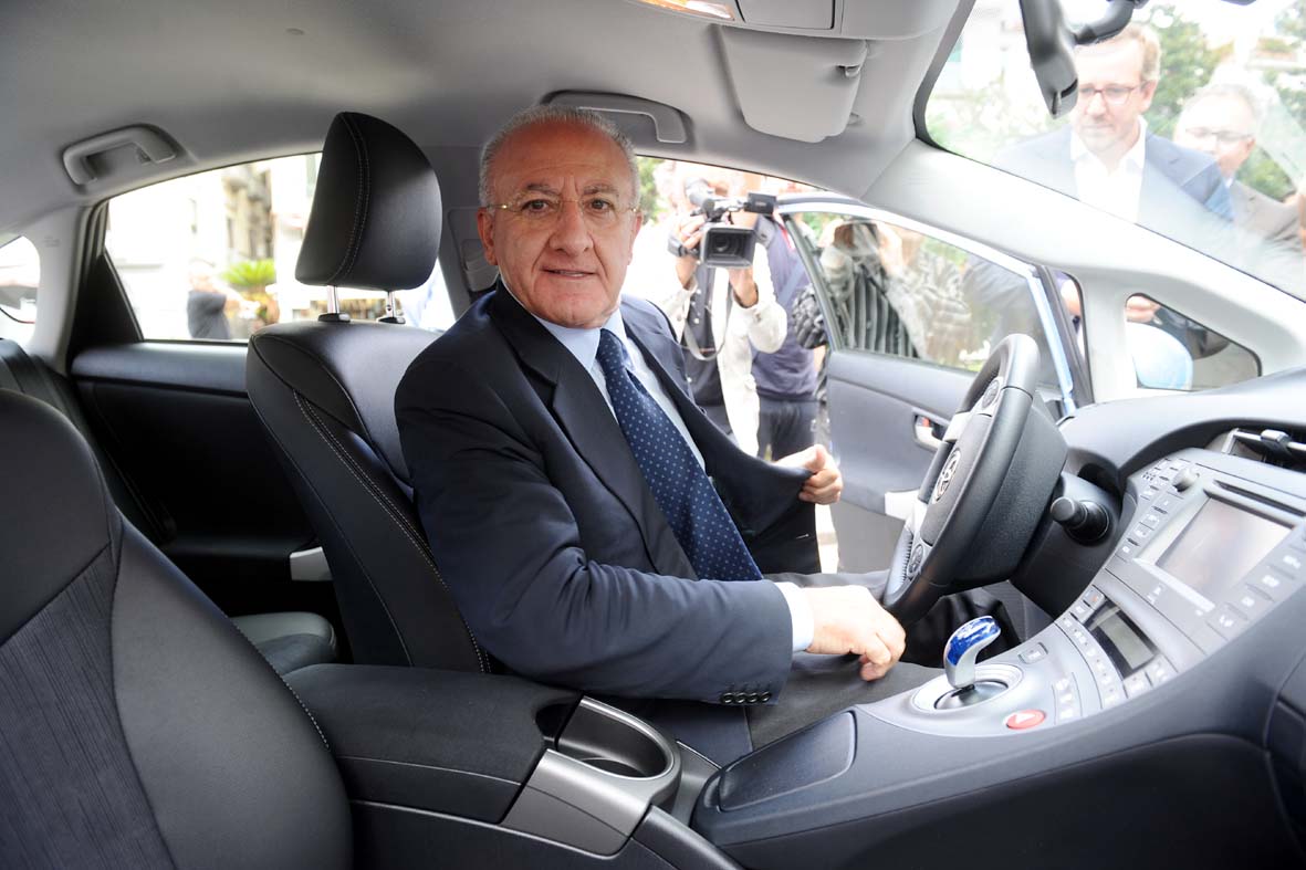   Consegnata auto ibrida Toyota Prius Plug-in al Comune di Salerno
