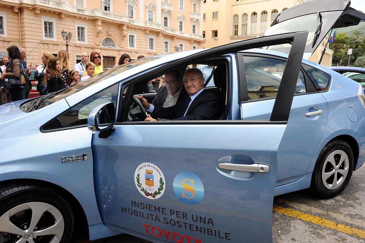   Consegnata auto ibrida Toyota Prius Plug-in al Comune di Salerno
