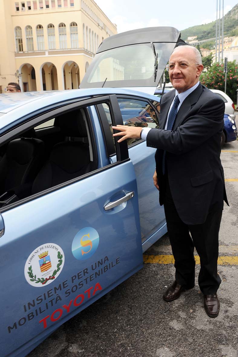  Consegnata auto ibrida Toyota Prius Plug-in al Comune di Salerno
