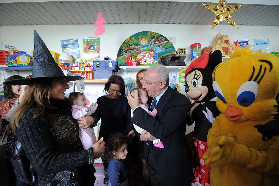   Il Sindaco De Luca in visita al reparto di pediatria dell'ospedale
