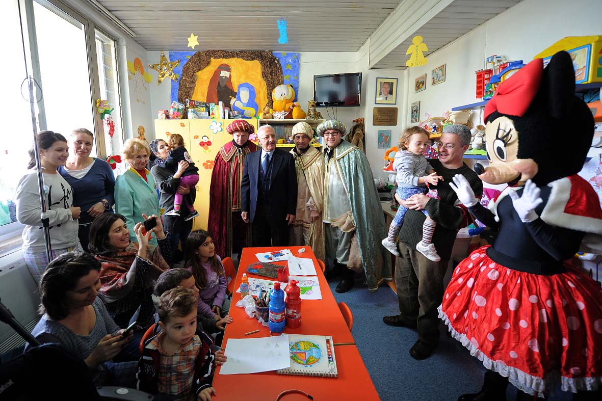   Il Sindaco De Luca in visita al reparto di pediatria dell'ospedale
