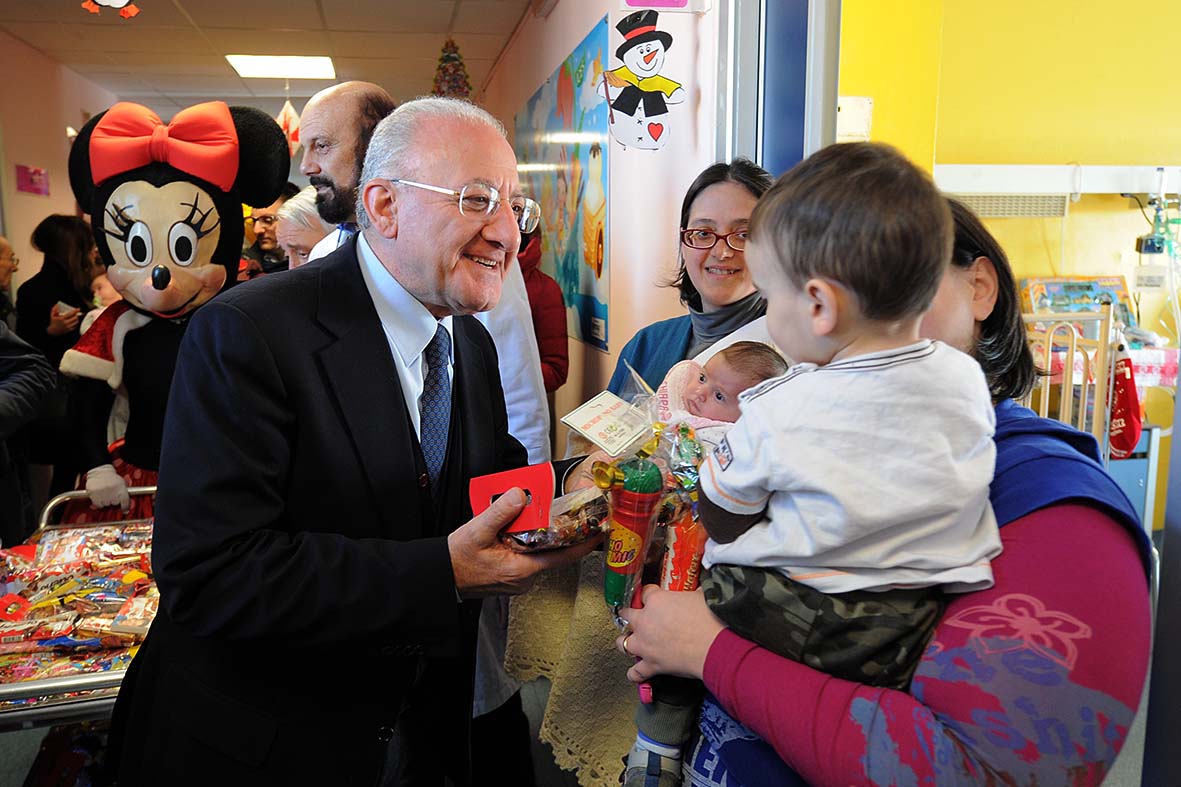   Il Sindaco De Luca in visita al reparto di pediatria dell'ospedale
