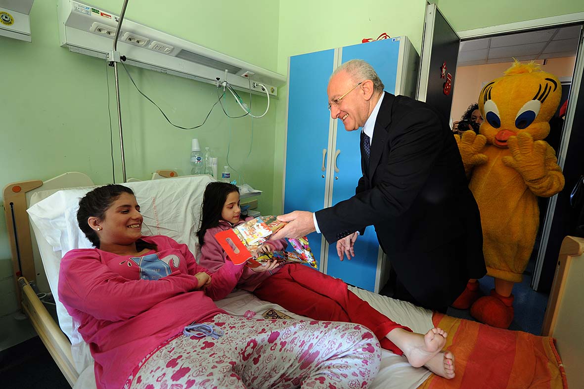   Il Sindaco De Luca in visita al reparto di pediatria dell'ospedale
