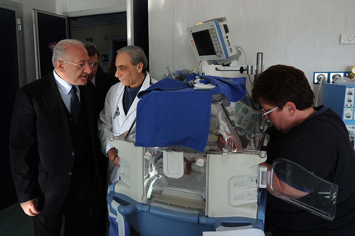   Il Sindaco De Luca in visita al reparto di pediatria dell'ospedale

