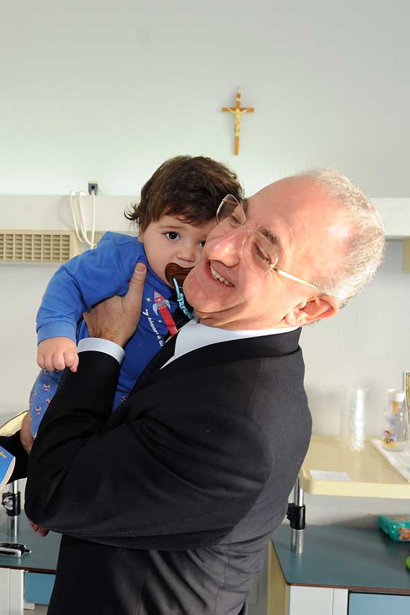  Nel giorno dell'Epifania, il Sindaco De Luca visita i Reparti Pediatrici dellOspedale di San Leonardo. 6 gennaio 2010
