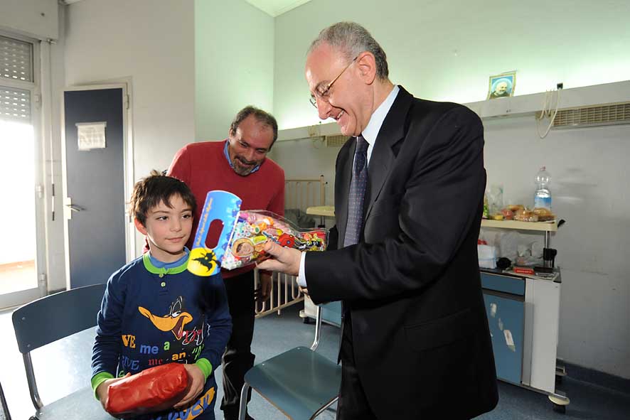   Nel giorno dell'Epifania, il Sindaco De Luca visita i Reparti Pediatrici dellOspedale di San Leonardo. 6 gennaio 2010
