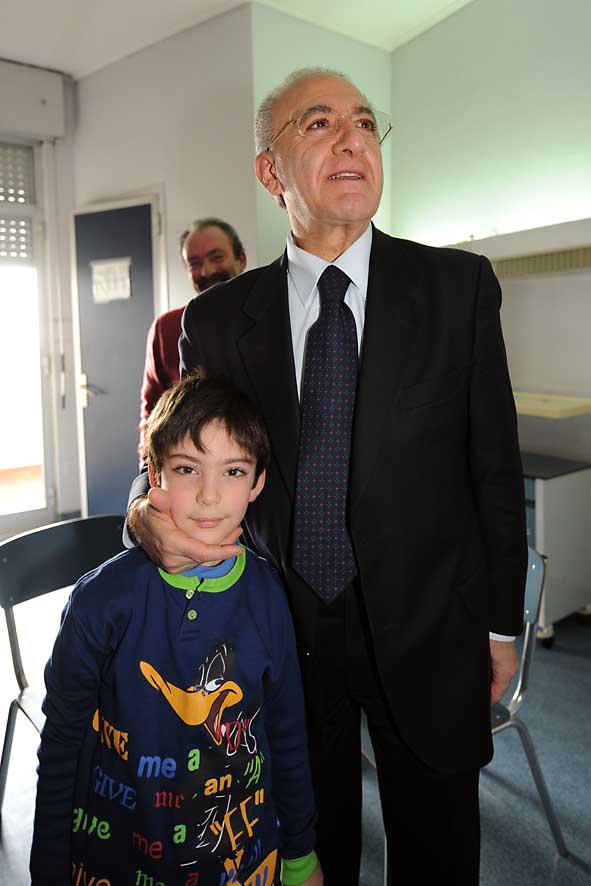   Nel giorno dell'Epifania, il Sindaco De Luca visita i Reparti Pediatrici dellOspedale di San Leonardo. 6 gennaio 2010

