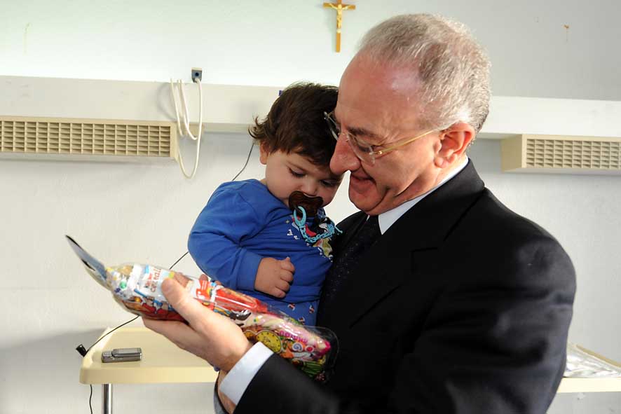   Nel giorno dell'Epifania, il Sindaco De Luca visita i Reparti Pediatrici dellOspedale di San Leonardo. 6 gennaio 2010

