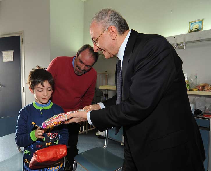   Nel giorno dell'Epifania, il Sindaco De Luca visita i Reparti Pediatrici dellOspedale di San Leonardo. 6 gennaio 2010
