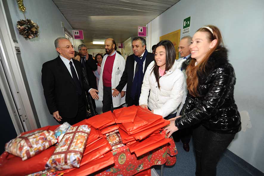   Nel giorno dell'Epifania, il Sindaco De Luca visita i Reparti Pediatrici dellOspedale di San Leonardo. 6 gennaio 2010
