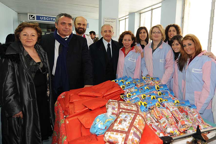   Nel giorno dell'Epifania, il Sindaco De Luca visita i Reparti Pediatrici dellOspedale di San Leonardo. 6 gennaio 2010
