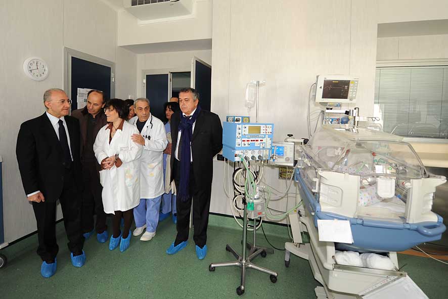   Nel giorno dell'Epifania, il Sindaco De Luca visita i Reparti Pediatrici dellOspedale di San Leonardo. 6 gennaio 2010
