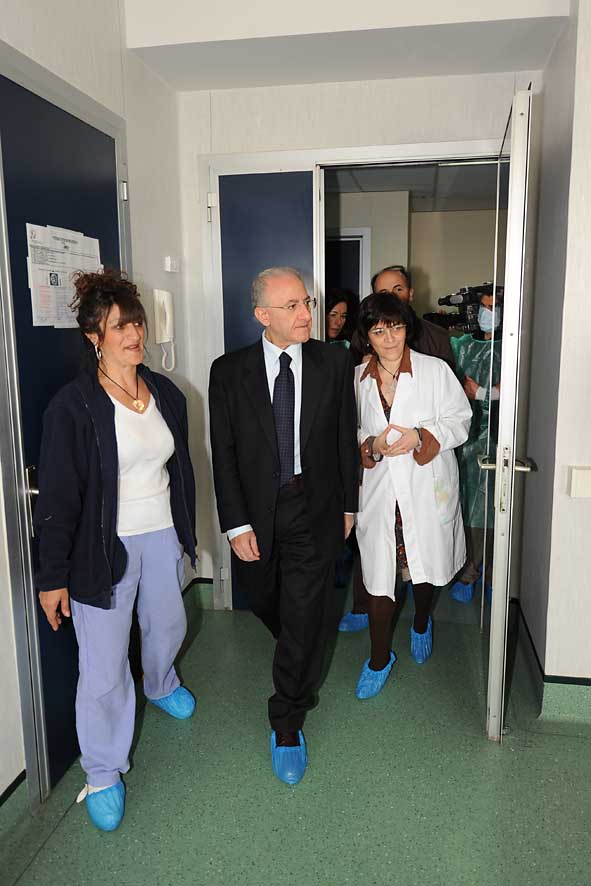   Nel giorno dell'Epifania, il Sindaco De Luca visita i Reparti Pediatrici dellOspedale di San Leonardo. 6 gennaio 2010
