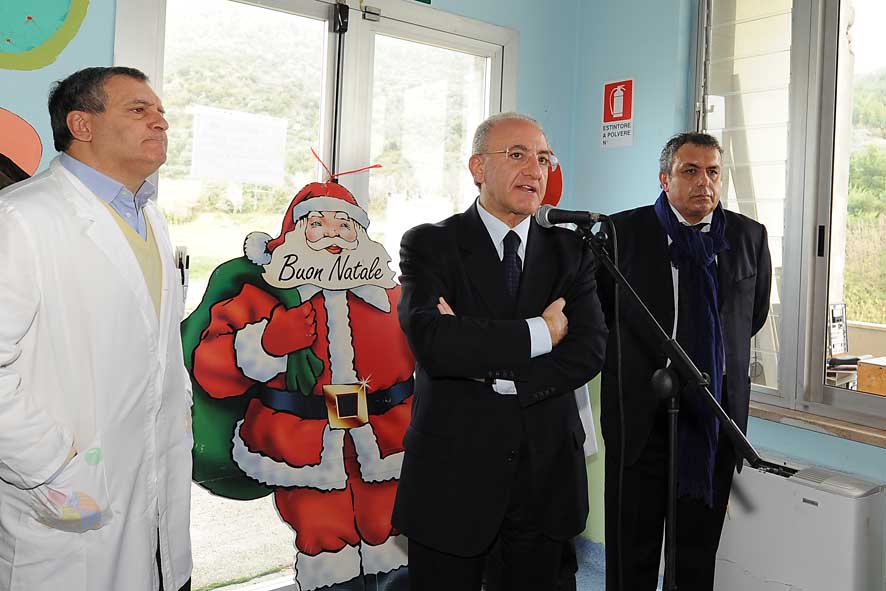   Nel giorno dell'Epifania, il Sindaco De Luca visita i Reparti Pediatrici dellOspedale di San Leonardo. 6 gennaio 2010
